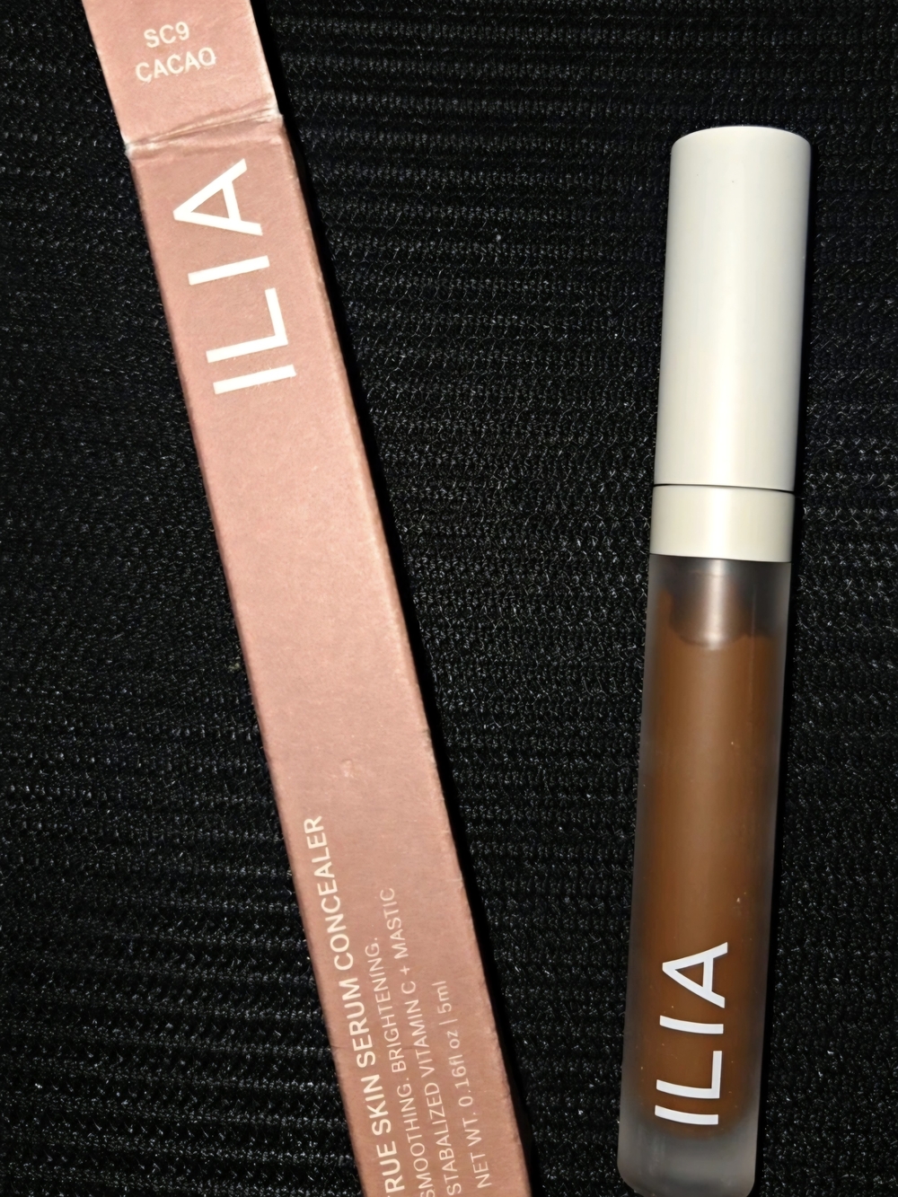 ILIA True Skin Serum Concealer - Cacao brown with white cap